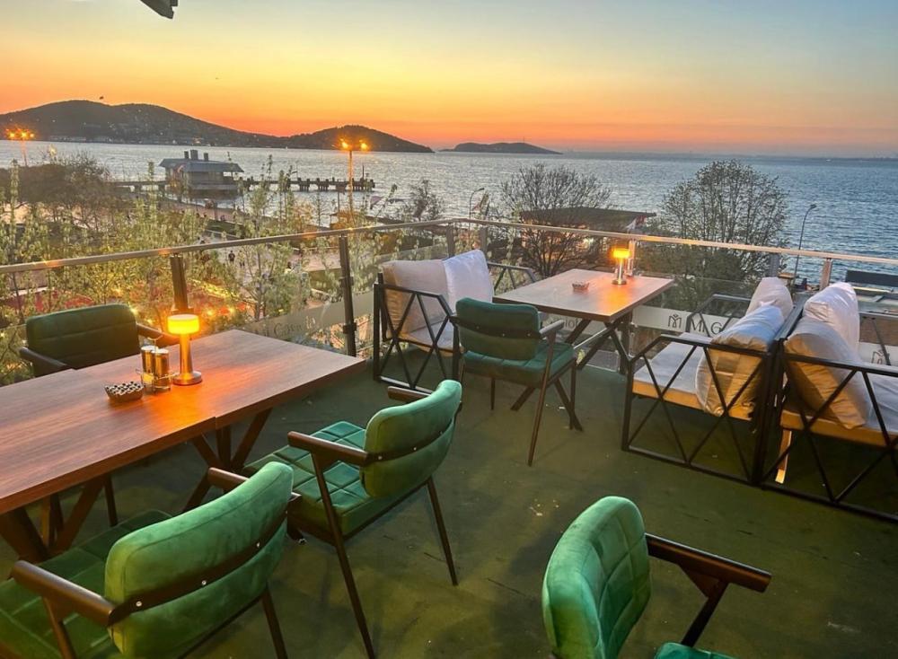 BÜYÜKADA SAAT MEYDANI’NDA KOMPLE MÜLKÜYLE SATILIK RESTORANT